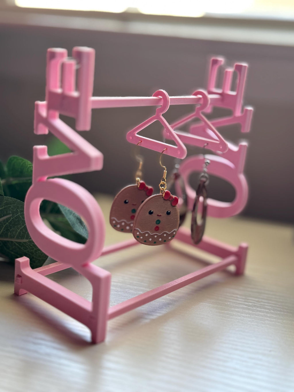 Love earring stand with 12 pcs hangers